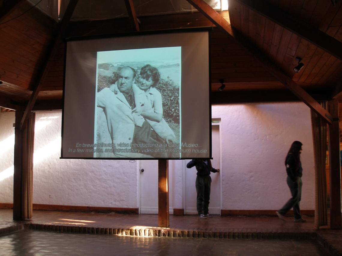 El video en la sala de ingreso: Neruda y Matilde Urrutia, su última mujer.