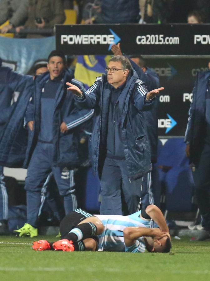 Imagen El DT le reclama al árbitro. A su ayudante lo expulsaron.