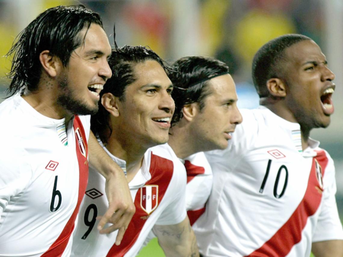 Imagen Los Cuatro Fantásticos festejan entre ellos vs. Paraguay. Corría 2011 y todo era alegría.