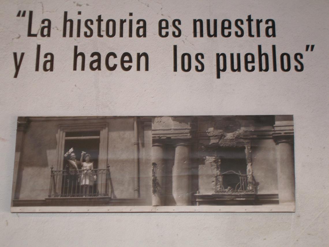 Imagen El ex presidente Salvador Allende en La Moneda. Antes y después de las bombas.