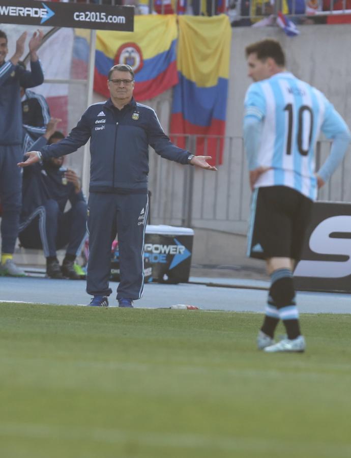 Imagen El Tata mira a Messi con desazón. La Copa estuvo cerca.