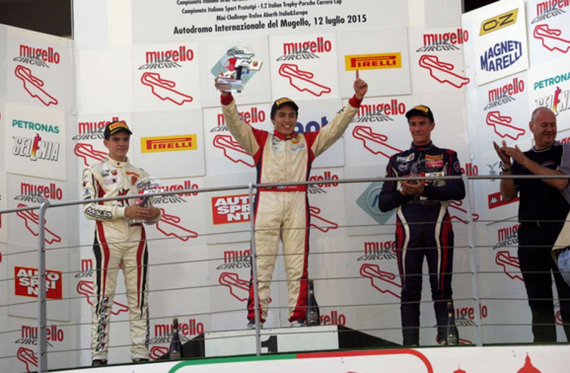 Imagen EL PODIO en Mugello, con Marcos Siebert en el medio con los brazos en alto (Foto: Fórmula 4 Italiana)