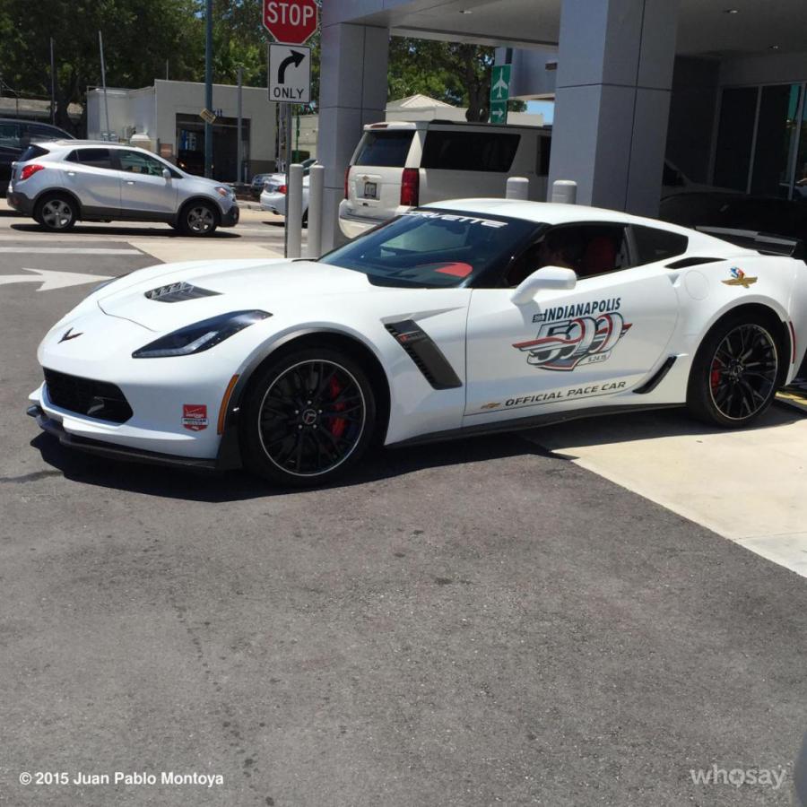 Imagen El pace car Corvette que le obsequiaron como ganador de las 500 Millas.