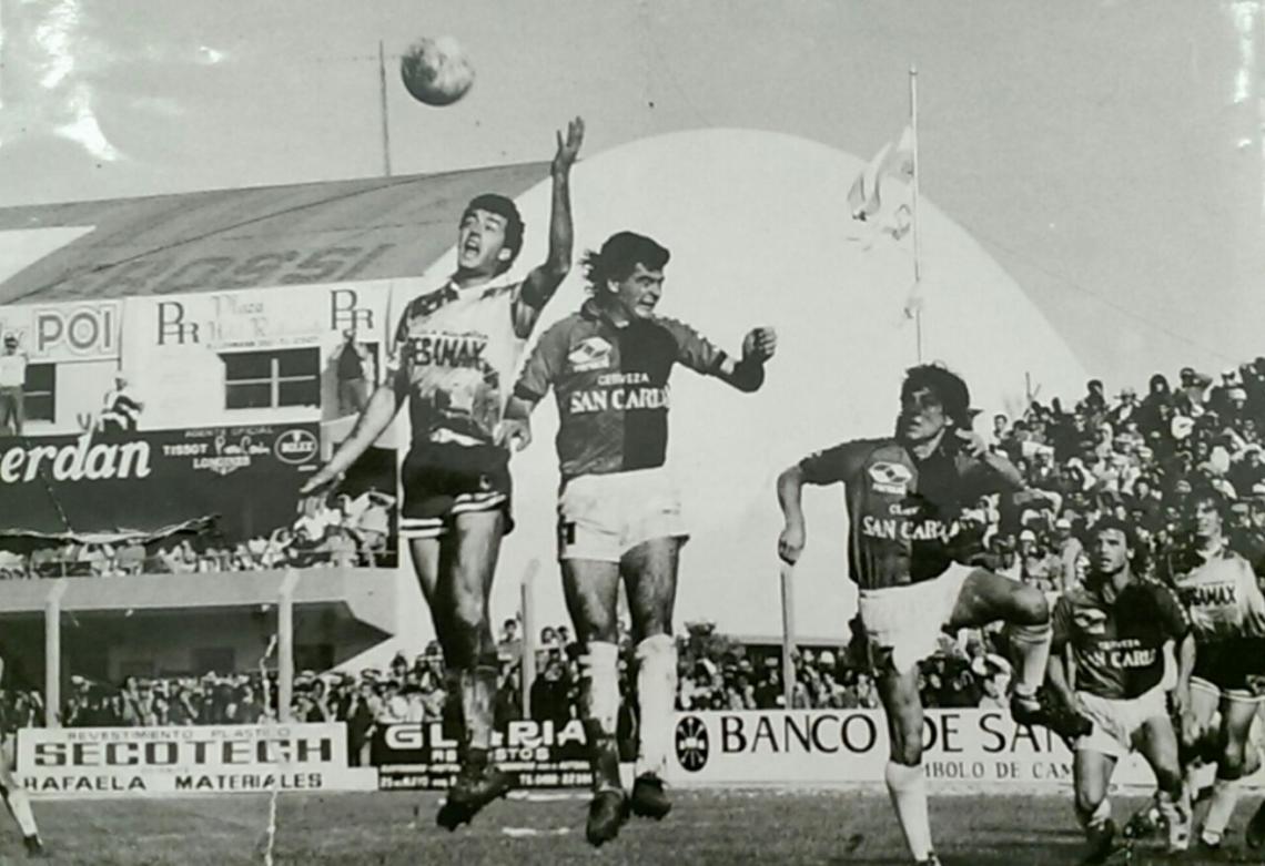Imagen Saltando en un duelo de Nacional B ante Colón en la cancha de Rafaela.