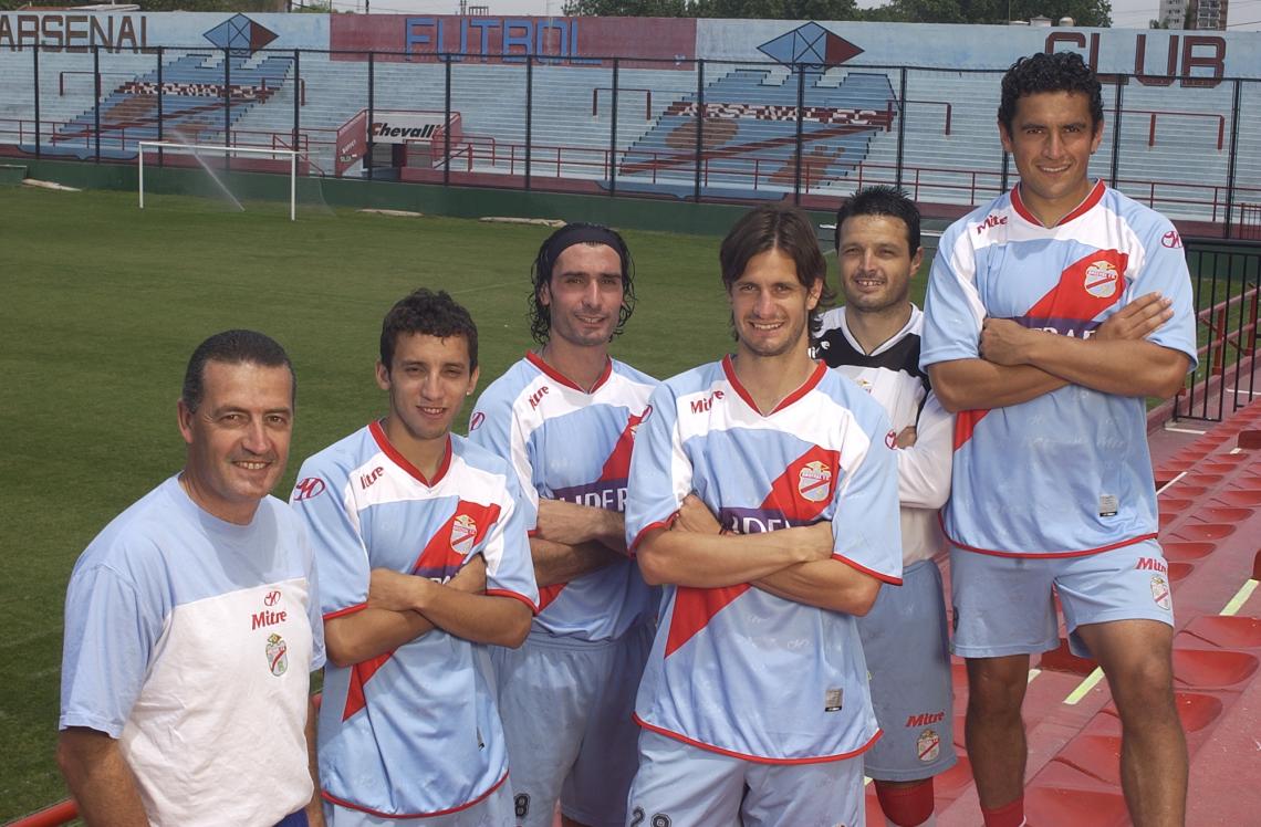Imagen En el estadio de Arsenal, en compañía del Marciano Ortíz, Loeschbor, Obolo, Cuenca y el Moncho Ruiz.