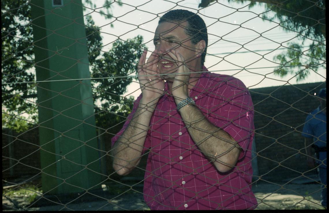 La ñata contra el vidrio... o en este caso contra el alambrado. Fue cuando dirigió a Olimpo, equipo con el que consiguió su primer gran logro: el ascenso a Primera. Al otro día lo echaron.