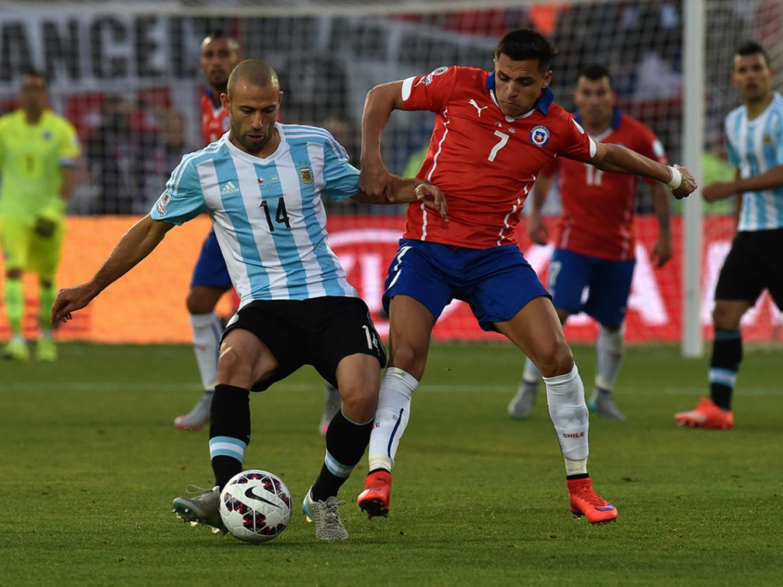 Imagen A pierna partida con su ex compañero del Barcelona, Alexis Sánchez, en la final.