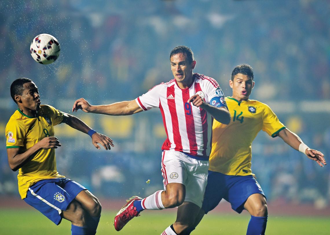 Imagen La gran sorpresa de la Copa fue la eliminación de Brasil a manos de Paraguay, en la tanda de penales y en cuartos de final, como en 2011.