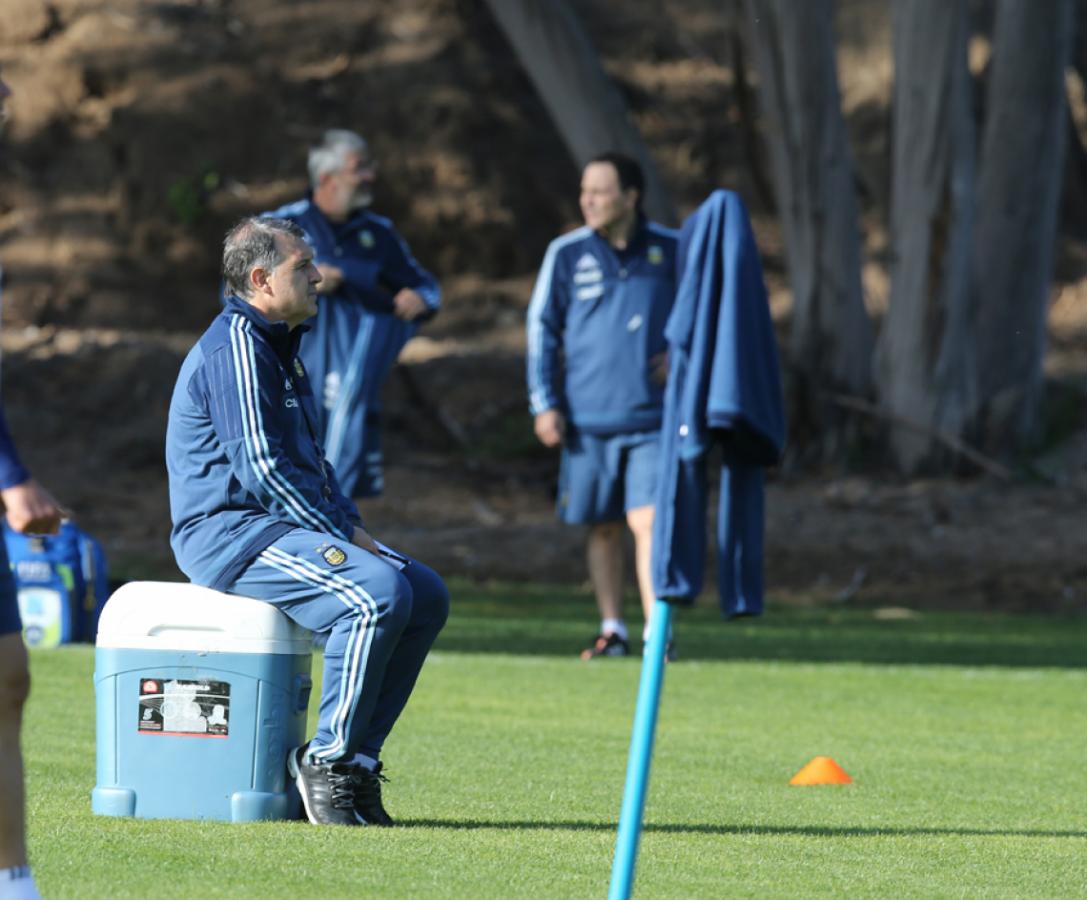 Imagen ¿Bielsa? No, Martino. El Tata y un momento de reflexión sentado sobre la heladera.