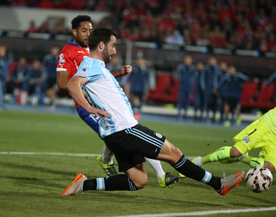 Imagen La jugada que pudo romper la historia. Minuto 92 de la final. Higuaín conecta ante la corrida desesperada de Bravo, pero la pelota chocará contra el costado de la red.