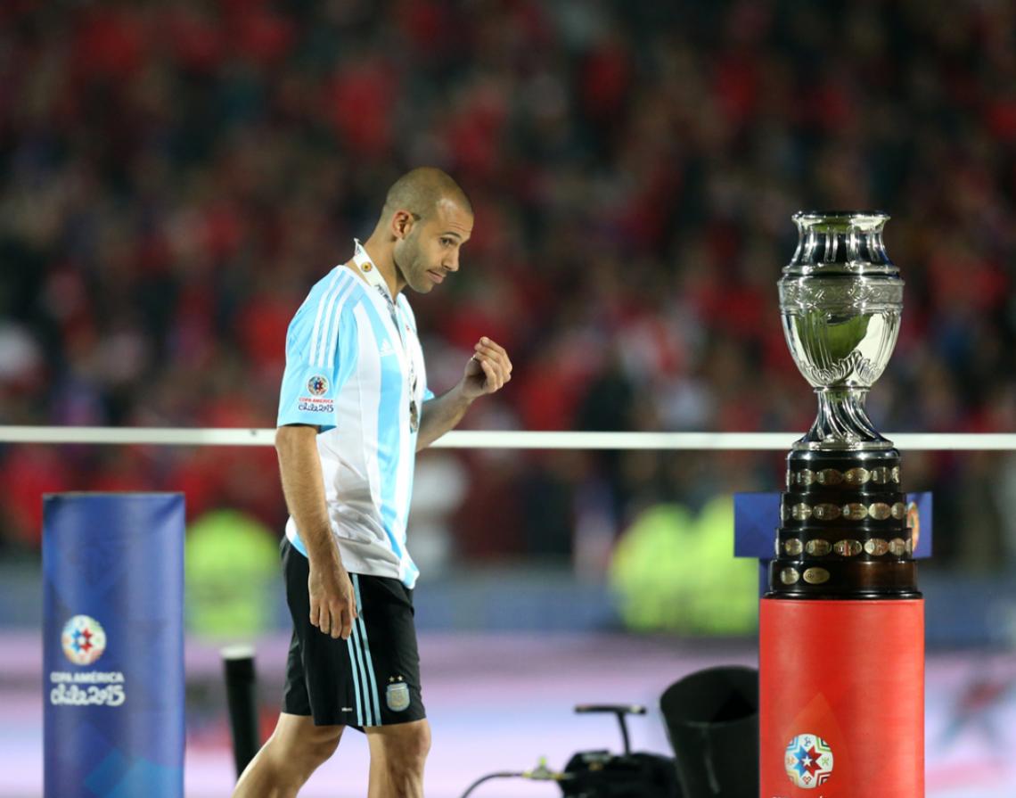 Imagen El gesto de Mascherano, teñido de angustia. "¿Qué te pasa con nosotros?", parece decirle a la Copa.