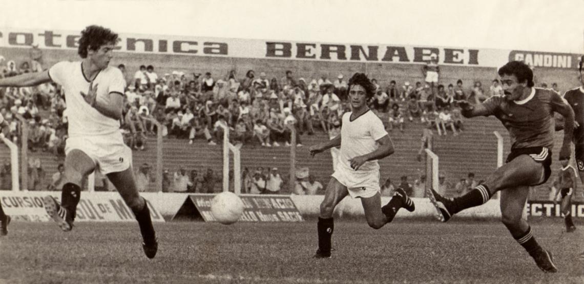 Imagen Con la camiseta de Mariano Moreno de Junín, en el Nacional 82.