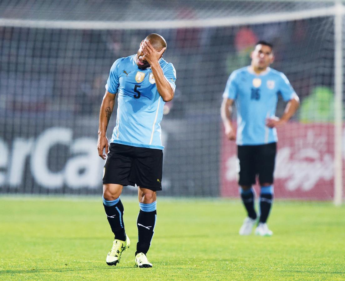 Imagen Carlos Sánchez tuvo su debut oficial en la Celeste y cumplió aceptablemente. 