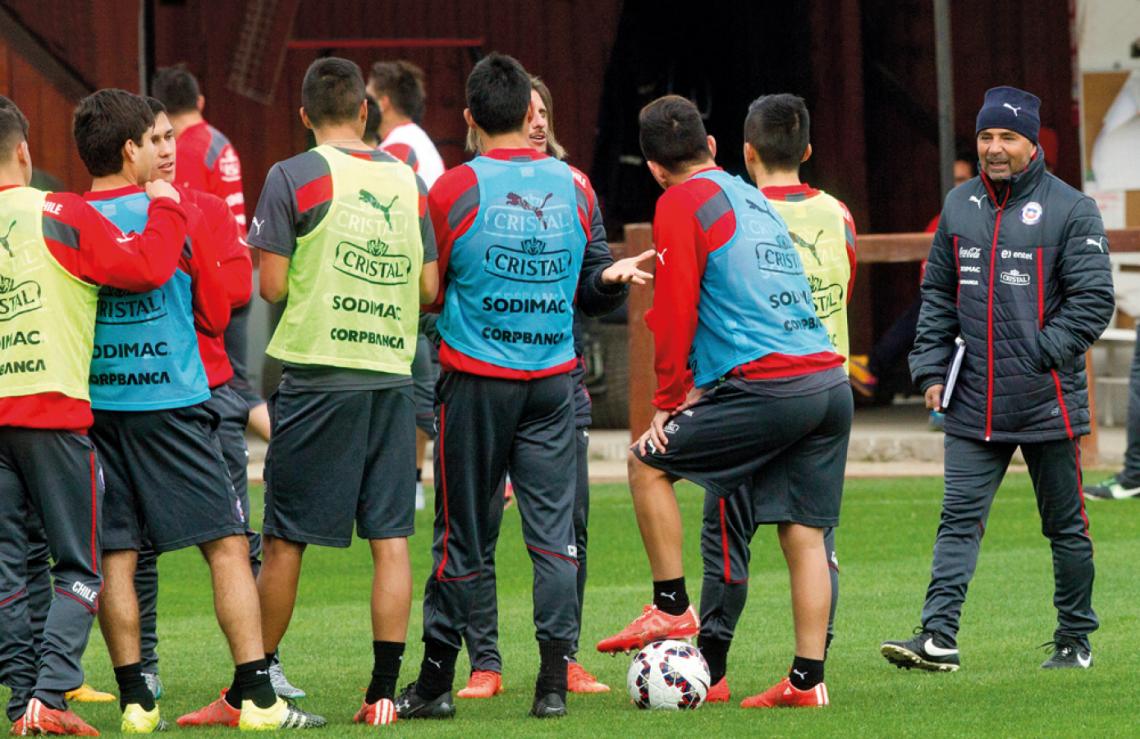 Sampaoli, en la concentración de La Roja, de Pinto Durán, con sus dirigidos, en una práctica. Recibió muchas críticas durante la Copa.