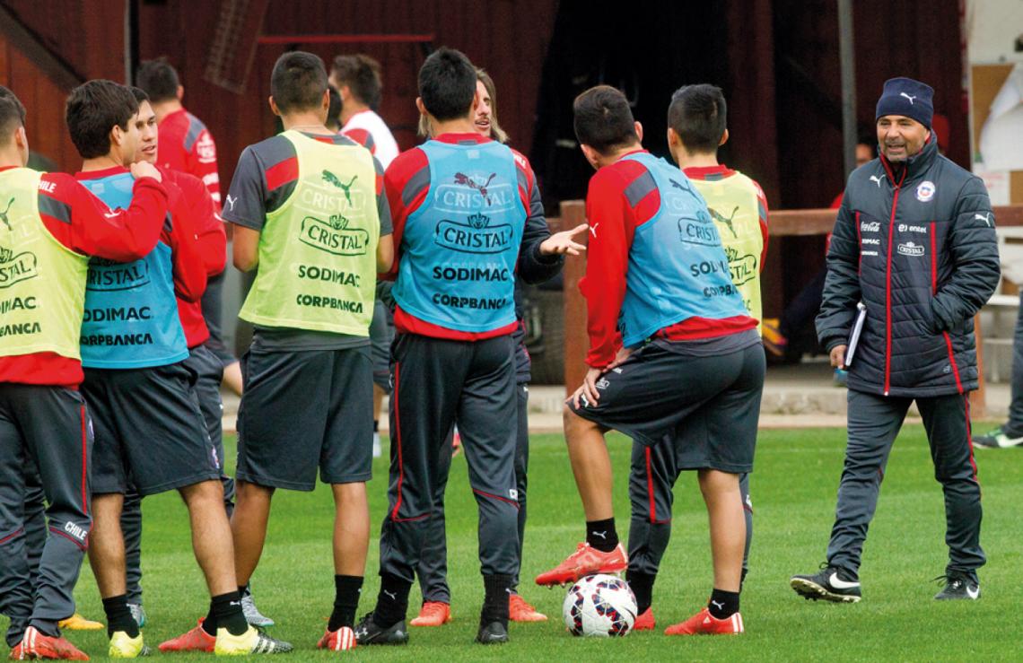 Imagen Sampaoli, en la concentración de La Roja, de Pinto Durán, con sus dirigidos, en una práctica. Recibió muchas críticas durante la Copa.