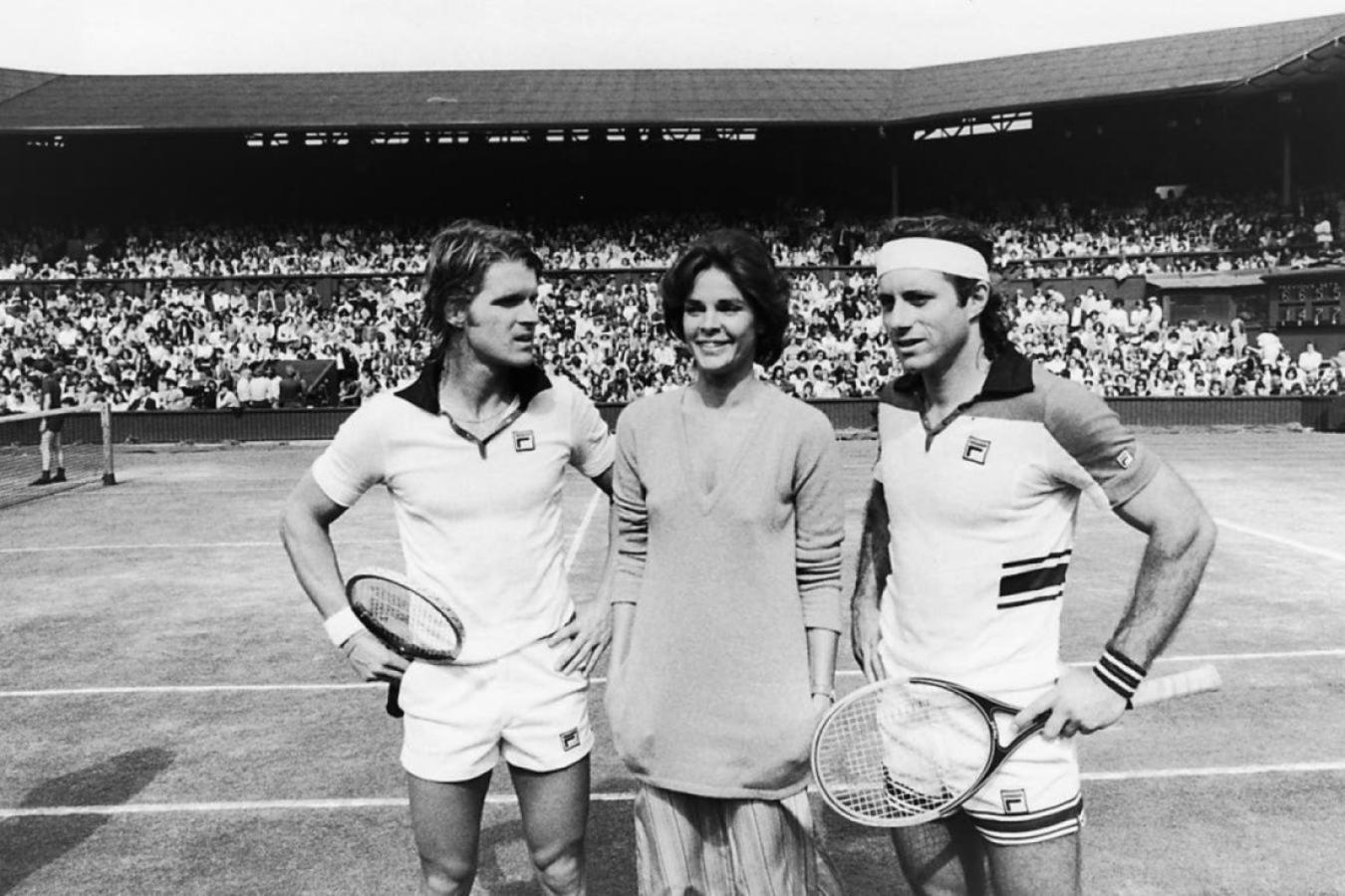 Imagen Chris Christensen (Dean Paul Martin), Nicole Boucher (Ali MacGraw) y Vilas, en la central de Wimbledon.
