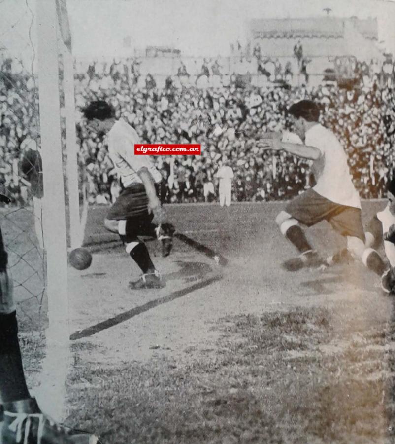 Imagen ARGENTINA 2 - PARAGUAY 0. El primer gol argentino a los 2 minutos, Seoane empuja la pelota a la red.