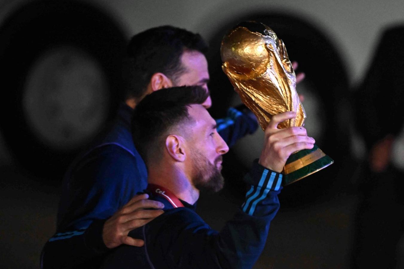 Imagen Messi y Scaloni lideraron la fila de campeones.