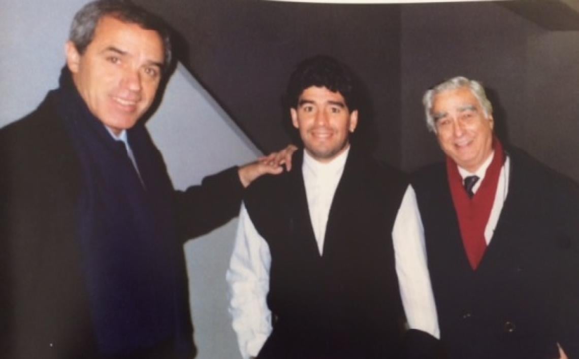 Con Maradona y el empresario Félix Latrónico, su suegro.