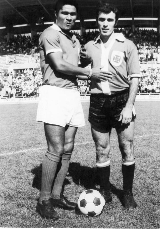 Imagen Con la camiseta de Belenenses, al lado de una gloria como Eusebio, del Benfica.