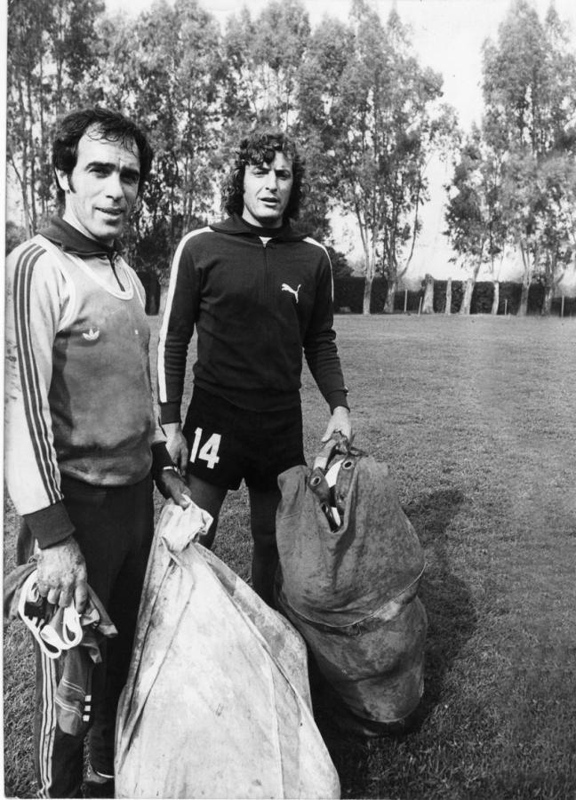 Imagen Con las bolsas y la ropa embarrada, junto a Rogelio Poncini, el otro ayudante de Menotti. 