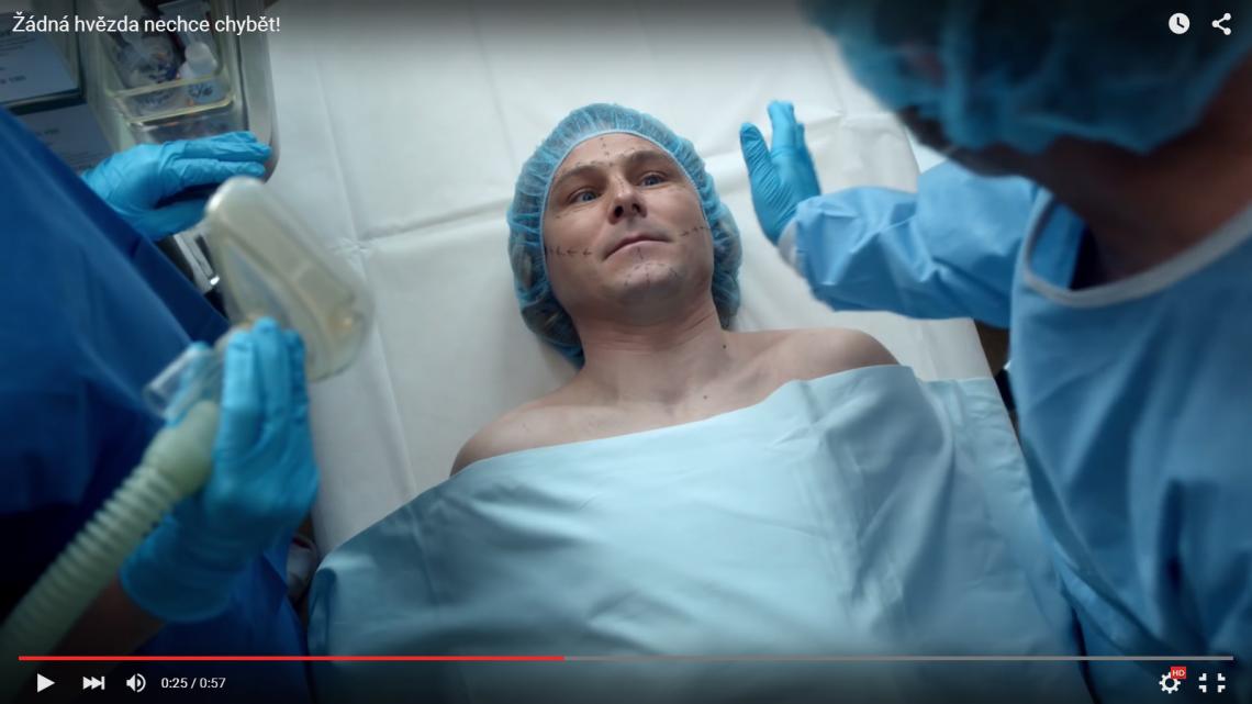 Pavel Nedved fue el embajador del torneo. Y lo promocionó con un video en el que pasa por el quirófano para convertirse en una mujer.