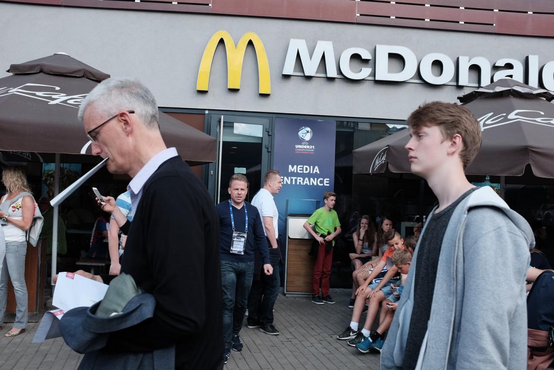 Imagen El McDonald´s fue la puerta de entrada para los acreditados en el estadio Eden, Praga. Periodistas con papas y gaseosa.