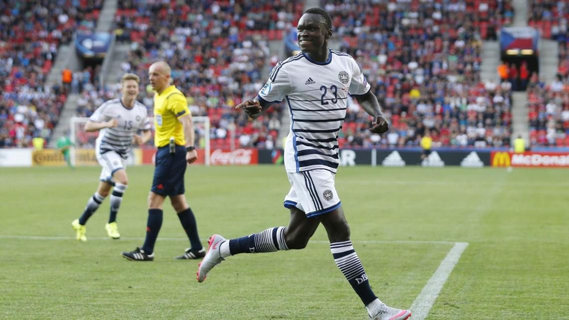 Pione Sisto, ya sin talco en la cara, acaba de marcar el gol de la victoria contra República Checa y su nombre ya aparece en la carpeta de grandes clubes.