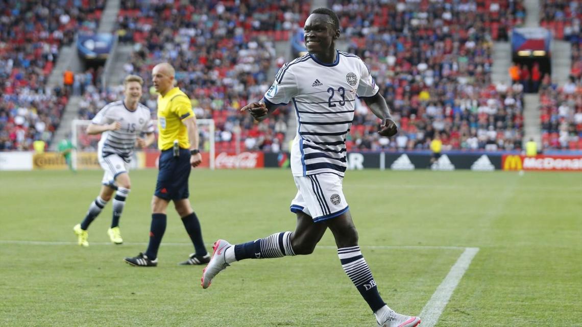 Imagen Pione Sisto, ya sin talco en la cara, acaba de marcar el gol de la victoria contra República Checa y su nombre ya aparece en la carpeta de grandes clubes.