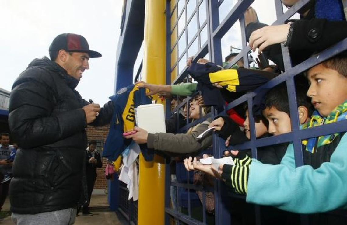 Imagen Tras las prácticas, se tomó el tiempo para firmarles a los hinchas.
