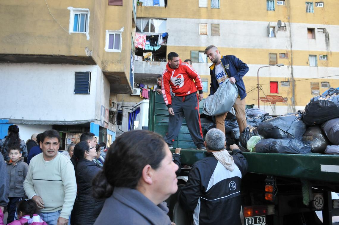 Imagen Hasta los hinchas de River colaboraron para repartir las donaciones de alimentos en Fuerte Apache.