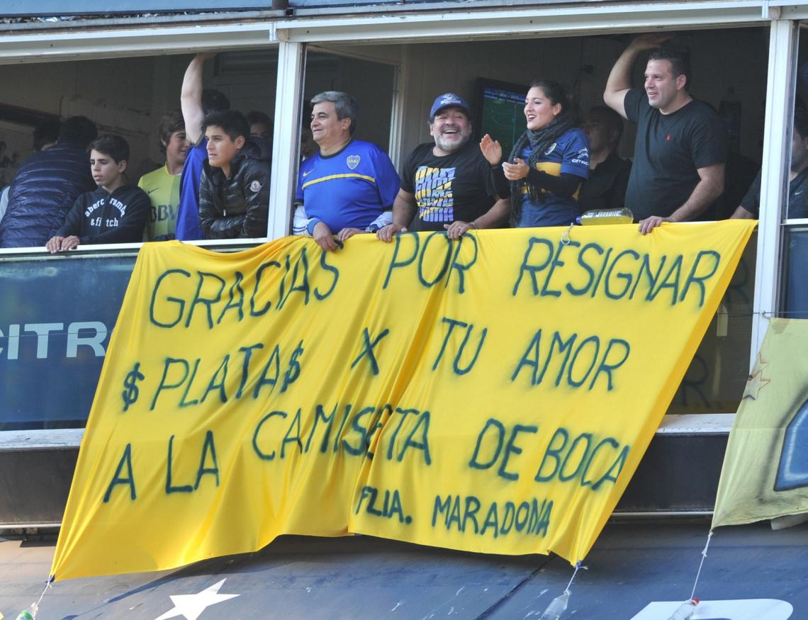 Imagen Tevezmanía. En los palcos de la Bombonera se destacaron la bandera de Maradona y la de su familia.