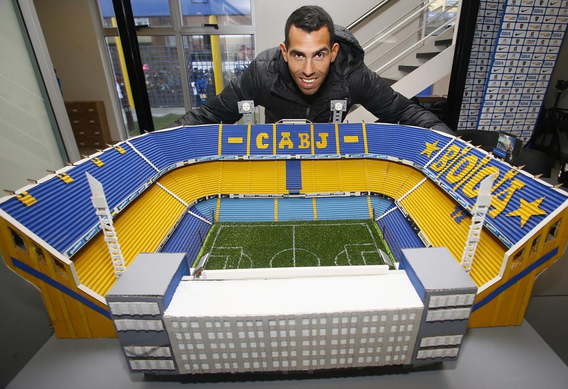 Imagen Carlitos y la maqueta de la Bombonera. Afuera, los hinchas esperan a su ídolo.