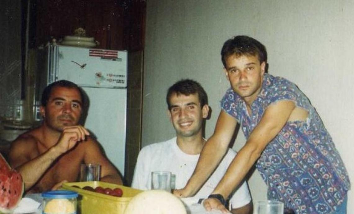 El de la izquierda, con los profes Pablo Fernández (sentado) y Jorge Desio (parado). El hermano del ex volante de Independiente sigue siendo su profe.
