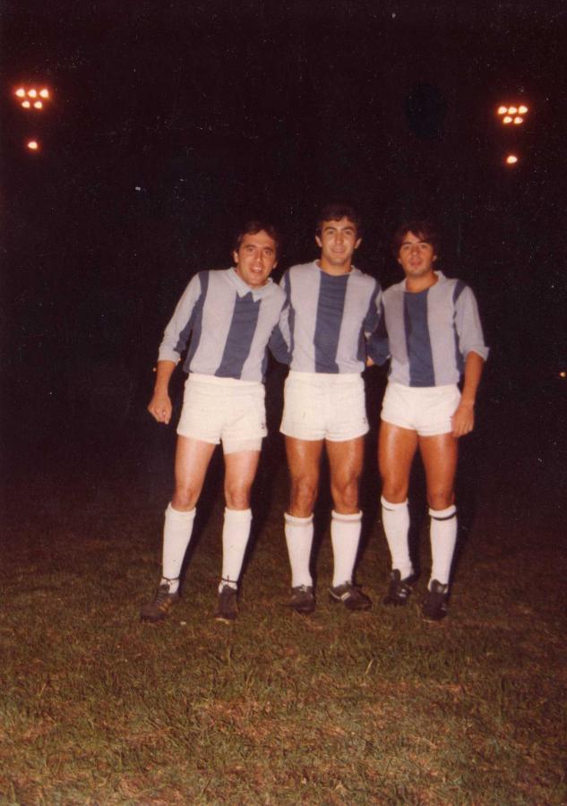 Imagen A la derecha, cuando jugaba en Aprendices, de Casilda, junto a sus amigos Scopetta y Penelli.