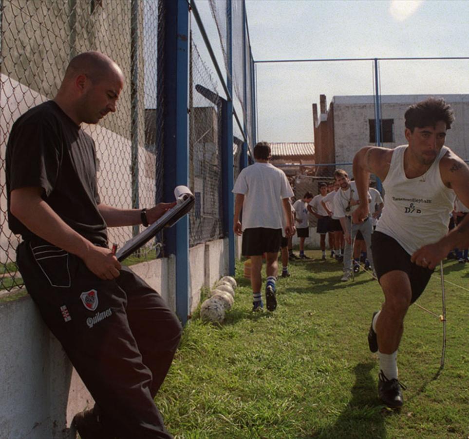 Imagen En Argentino de Rosario, con jogging riverplatense.