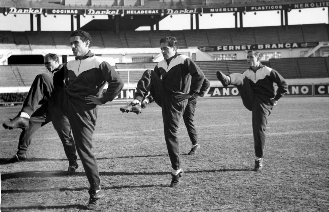 Imagen Entrando en calor en el Monumental, previo al amistoso ante River en 1958, que Real Madrid ganó 1-0 con un gol suyo.