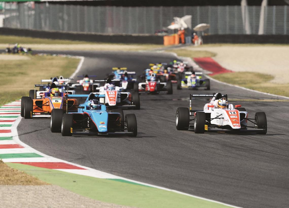 El auto azul N° 7 de Siebert se lanza al triunfo en Mugello por la F4 italiana. Una conquista que revaloriza su potencial.
