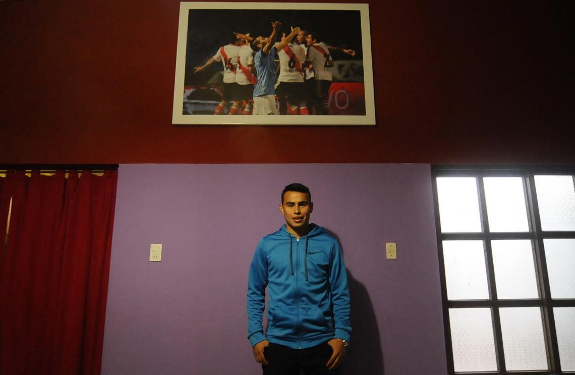 Imagen En su casa de Córdoba tiene un cuadro con el festejo de su polémico gol a River.