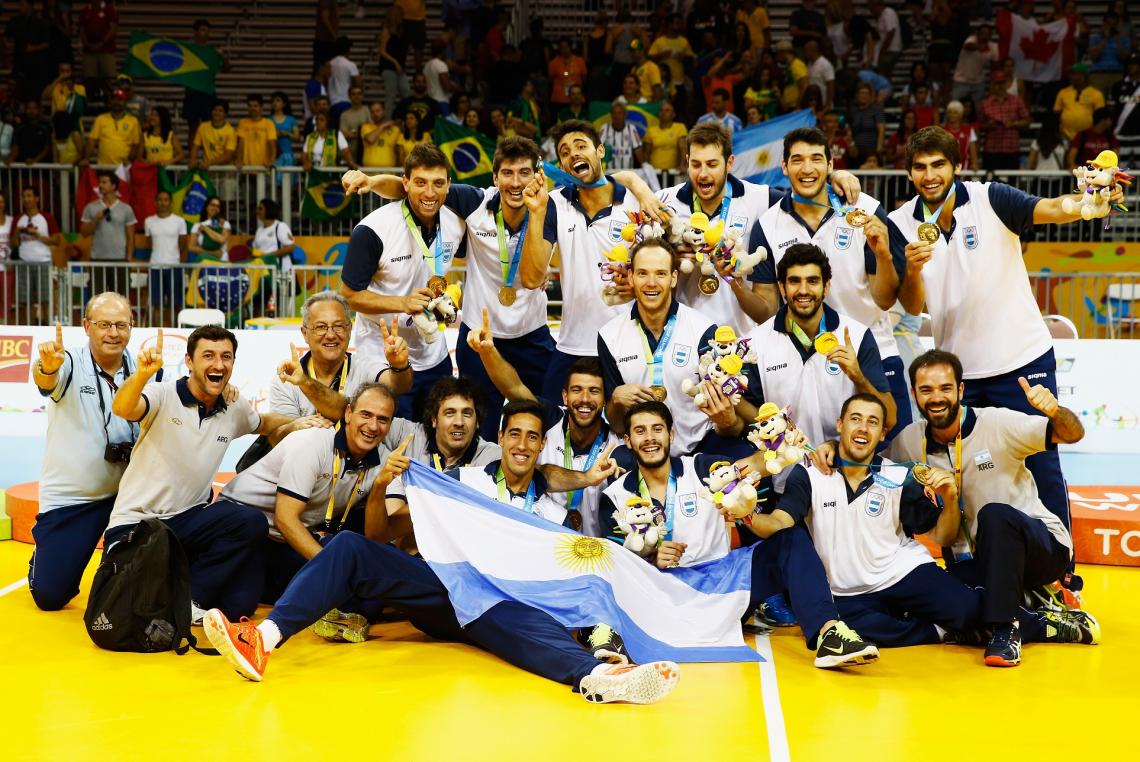 Imagen El broche de oro lo puso el vóleibol masculino con su histórico triunfo por 3-2 sobre Brasil, de la mano de Julio Velasco, el DT que regresó al país luego de 33 años de cosechar victorias en el exterior.