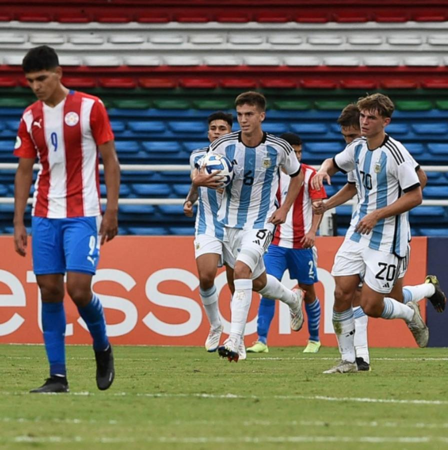 Imagen Máximo Perrone y Nico Paz, compañeros en la Selección Argentina Sub 20, podrían reencontrarse en Como. Foto: AFP
