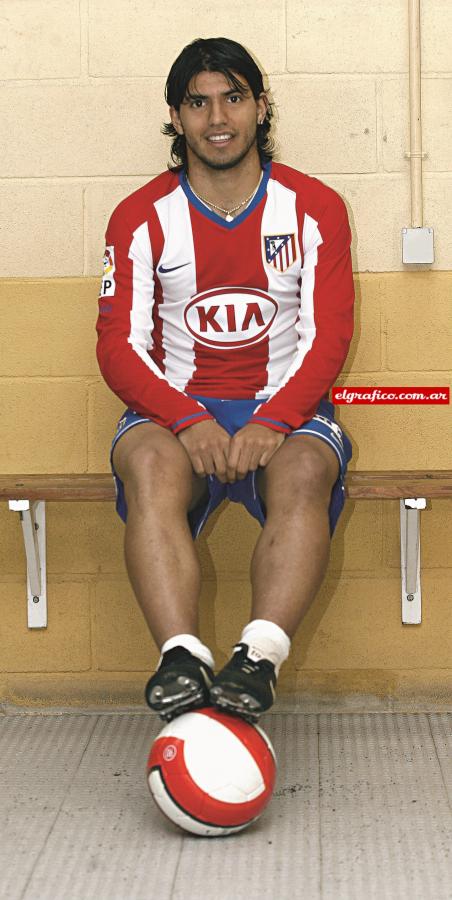Pinta de pícaro. El Kun logró imponer su esencia de potrero en la liga española.