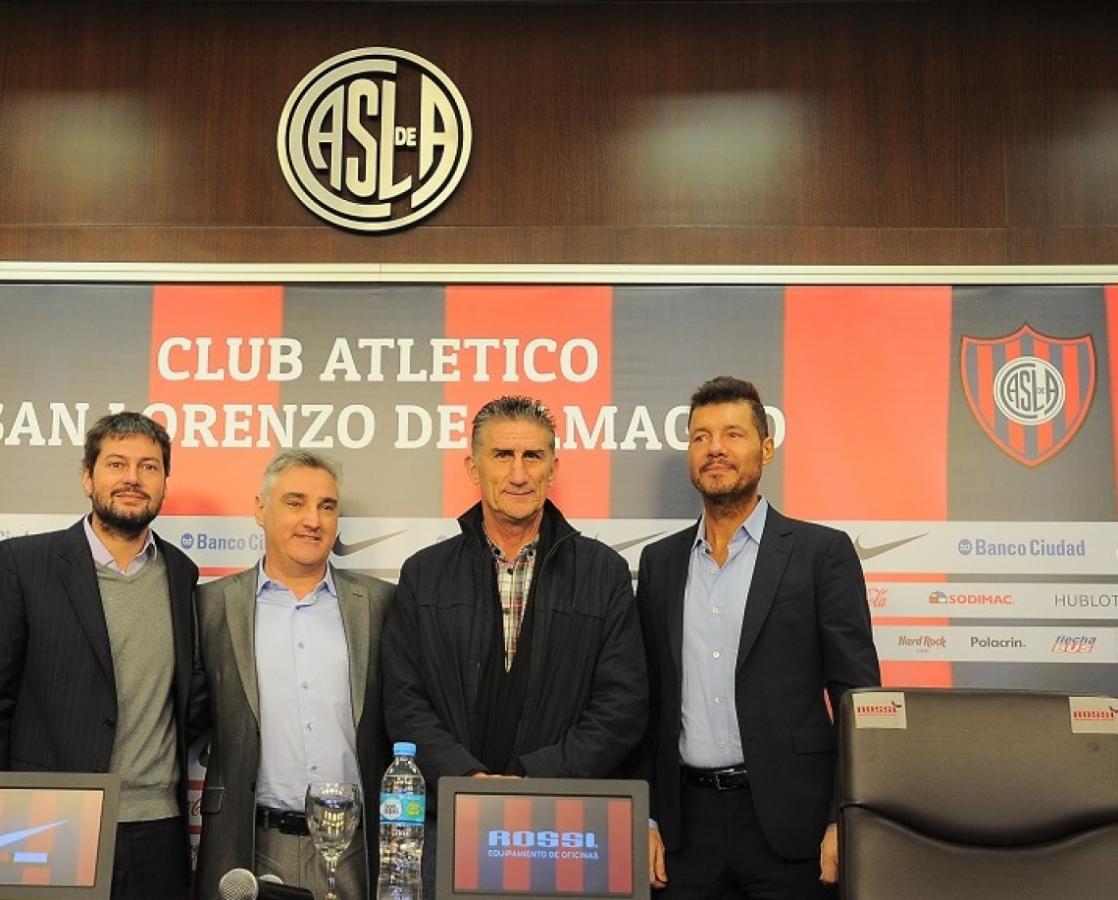 Matías Lammens, Julio Lamas, Edgardo Bauza y Marcelo Tinelli durante la presentación oficial. El CASLA jugará la Liga.