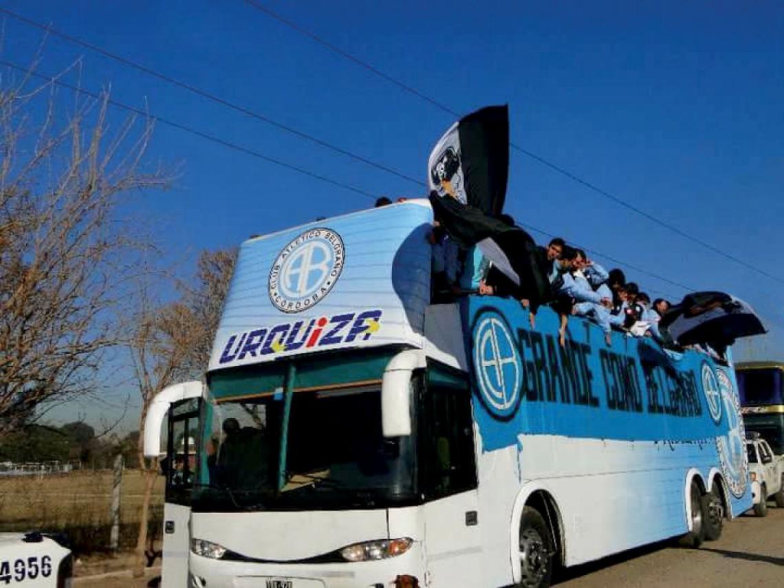 Imagen El micro con que desfilaron gritando por el ascenso a Primera.