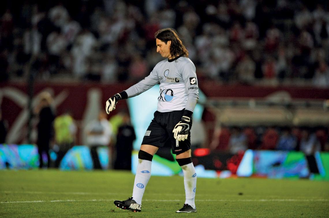 Imagen En uno de sus regresos al Monumental, los hinchas lo silbaron e insultaron y Olave respondió con gestos de "se fueron a la B". El folclore del fútbol.