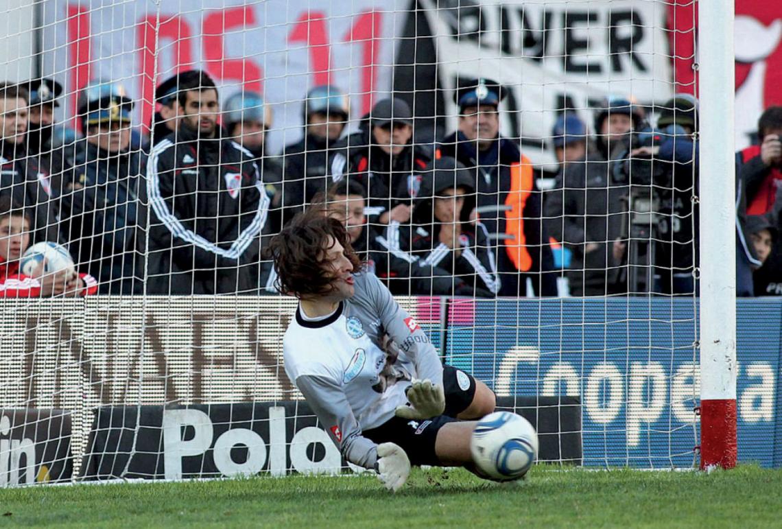 Imagen El momento culminante de su carrera, atajándole el penal a Pavone para ascender a Belgrano y mandar a River a la B.