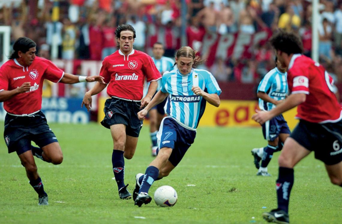 Imagen El reino del revés: Federico Insúa lo corre en un clásico, mientras Bastía conduce.