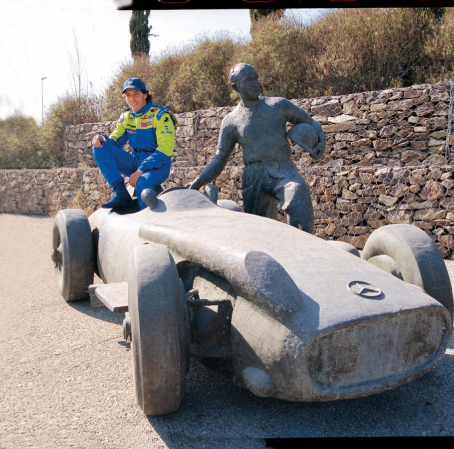 Imagen Identificado con el monumento a Fangio en Montmeló, España.