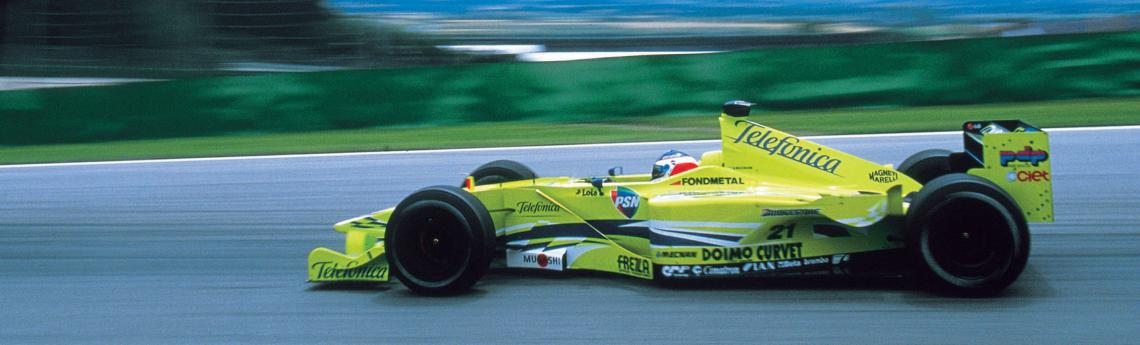 Con el Minardi que corrió la temporada 2000 en F1.