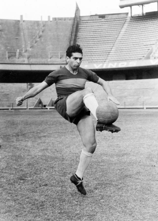 Imagen Volvió a la Argentina porque extrañaba el hipódromo, pero en Boca no le fue bien y jugó sólo una rueda en 1952.